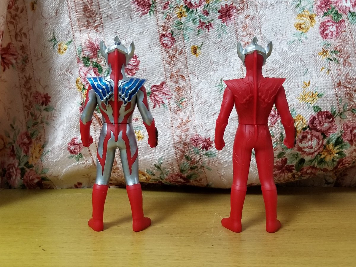 去年購入したウルトラマンタイガ(右)の500ソフビと比較。今回は背面