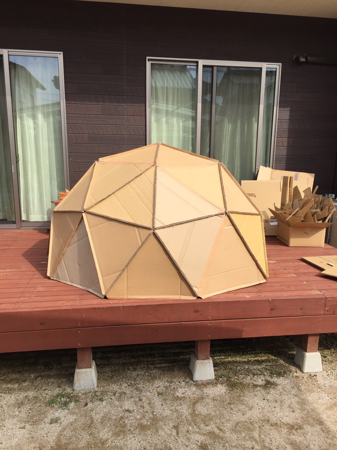 アー コロナストレスの3歳児と4歳児の子怪獣達 を楽しませる為に弟が作ったプラネタリウムを見てくださいw 段ボールプラネタリウム 道具は100均 所要時間は8時間だそうです T Co Imoszik2kz Twitter