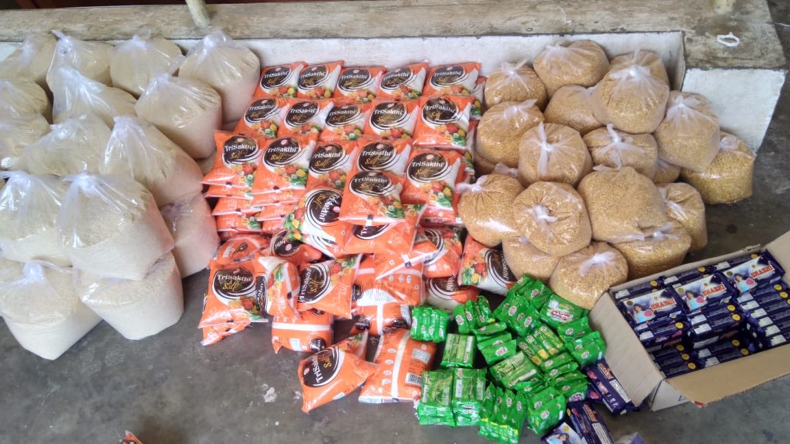 Jeyceebee's tweet photo. Happy to be supporting IGP @seemantsingh96 and @BlrCityPolice @CPBlr in relief efforts for 1000s of stranded migrant labour.

Doing this together with friends @MNNITALLD, helped by a kind grocer to package relief items. 

WANT TO HELP?  DM @Lingaraja  

#covid19 @WeAreBengaluru https://t.co/ubt2O49TIC
