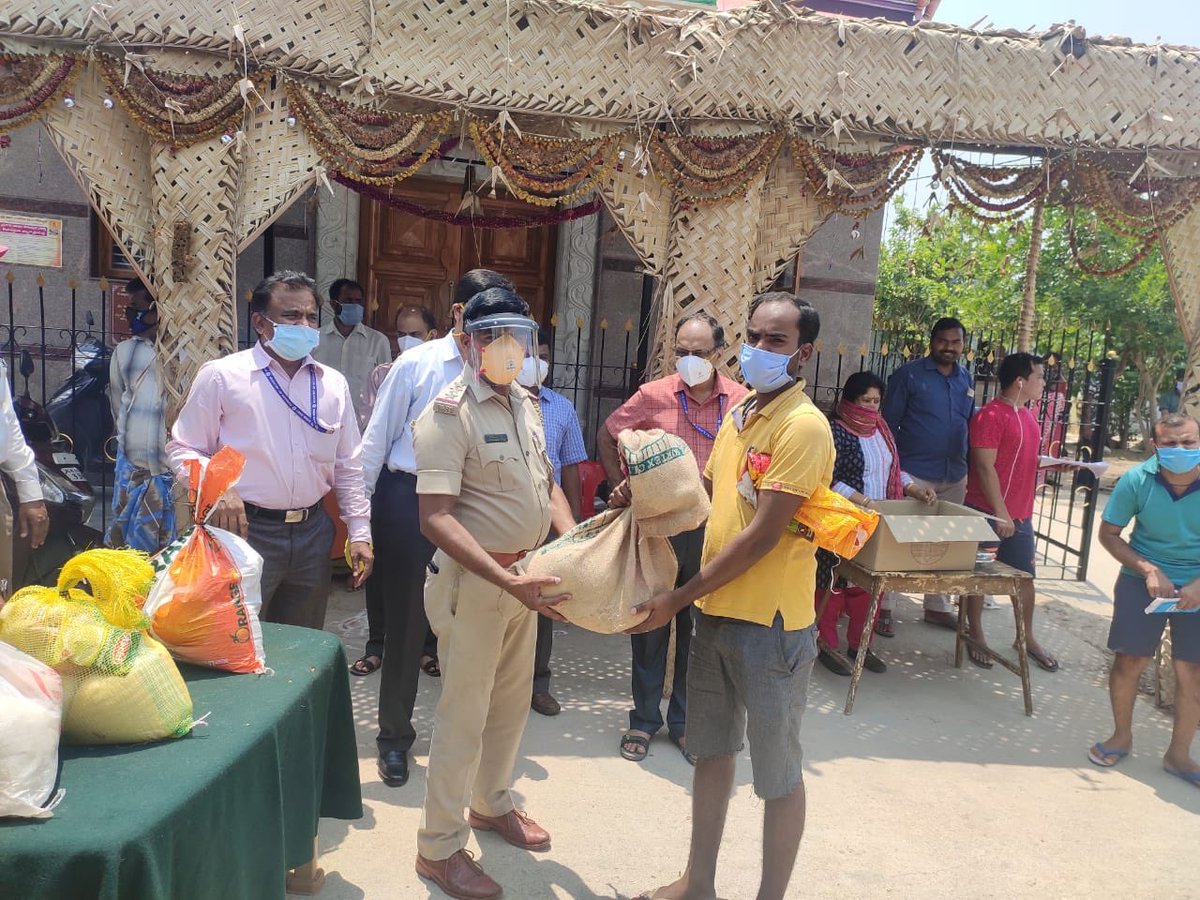 Jeyceebee's tweet photo. Happy to be supporting IGP @seemantsingh96 and @BlrCityPolice @CPBlr in relief efforts for 1000s of stranded migrant labour.

Doing this together with friends @MNNITALLD, helped by a kind grocer to package relief items. 

WANT TO HELP?  DM @Lingaraja  

#covid19 @WeAreBengaluru https://t.co/ubt2O49TIC