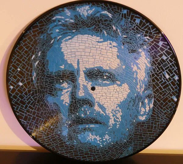 QueenFranceFC's tweet photo. Le double vinyle Picture Disc de “Fun On Earth”, 5ème album solo de Roger Taylor est sorti le 16 avril 2014, à l’occasion du “Record Store Day”. #RogerTaylor #FunOnEarth #FanDeQueenFr #QueenFranceFanclub https://t.co/BK6wHRnk5P