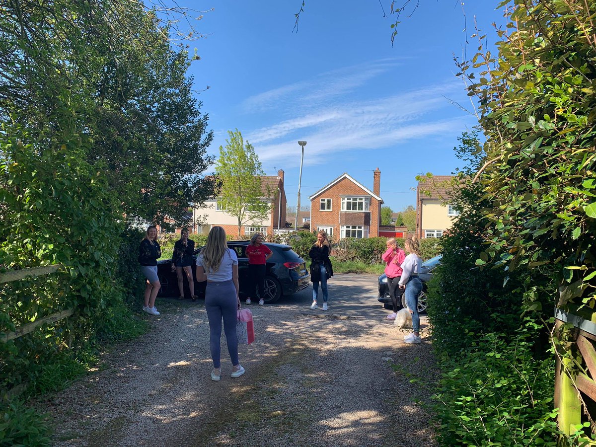 boo_fosterxo's tweet image. The girls organising with my mum to come and surprise me the day before my bday with gifts whilst staying socially distant is top 2 and it certainly isn’t 2. Love u angels more than life xxxx