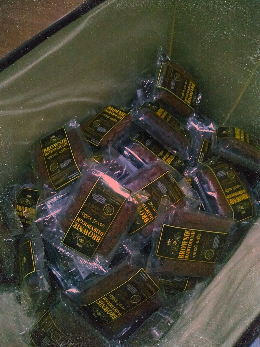 tangmo_balahey's tweet photo. ทุกคนนช่วยเรารีหน่อยนะไม่ซื้อไม่เป็นไรเราสต็อกมาเยอะมาก
ชิ้นละ15บาท
*ตอนนี้มีโปร10ชิ้น130ส่งฟรีน้า(ปกติค่าส่ง40)
หรือใครจะรับไปขายต่อ50ชิ้น500บาทส่งฟรี
#บราวนี่ #ตลาดนัดออนไลน์ประชาธิปไตย #ทวิตดีคนรีน้อย #ตลาดนัดประชาธิปไตย #โควิด19เราต้องรอด #ตลาดนัดออนไลน์ #ช่วยรีทวิตด้วยนะคะ https://t.co/hLzPzj1fWJ