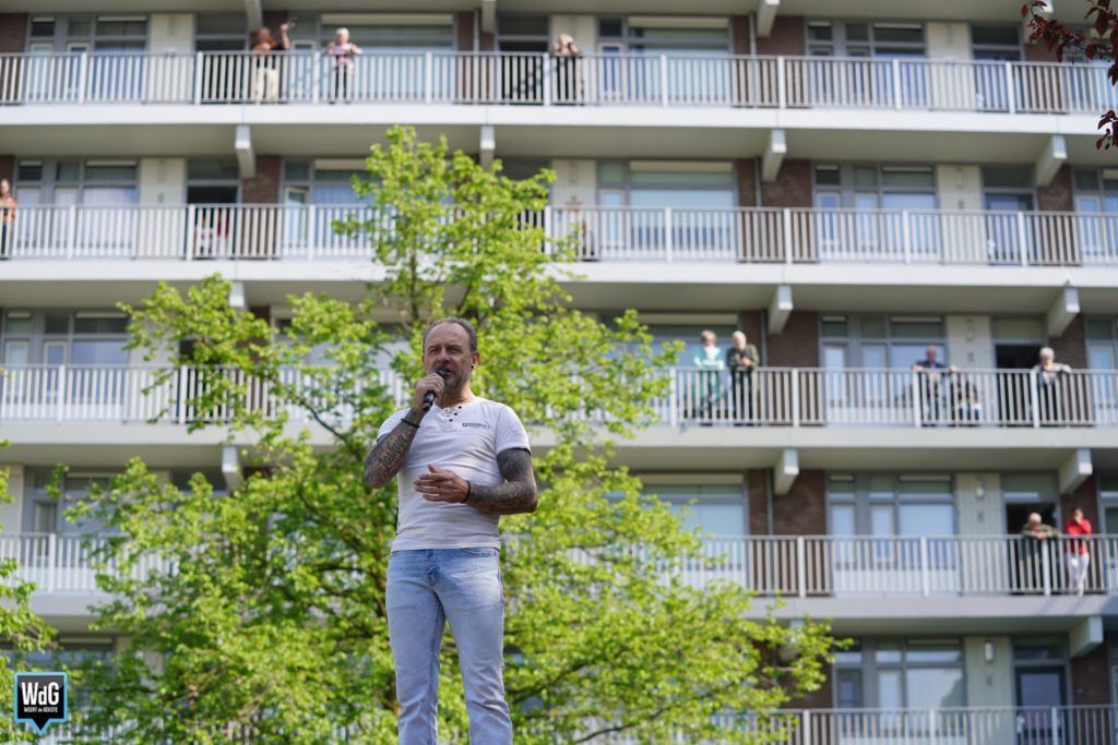 Weertdegekste's tweet photo. Bewoners Dr. Kuyperflat genieten van zanger Math van Veldhoven ➜ https://t.co/gnQEqSTl4P #Weert https://t.co/yQoLHbBC0W