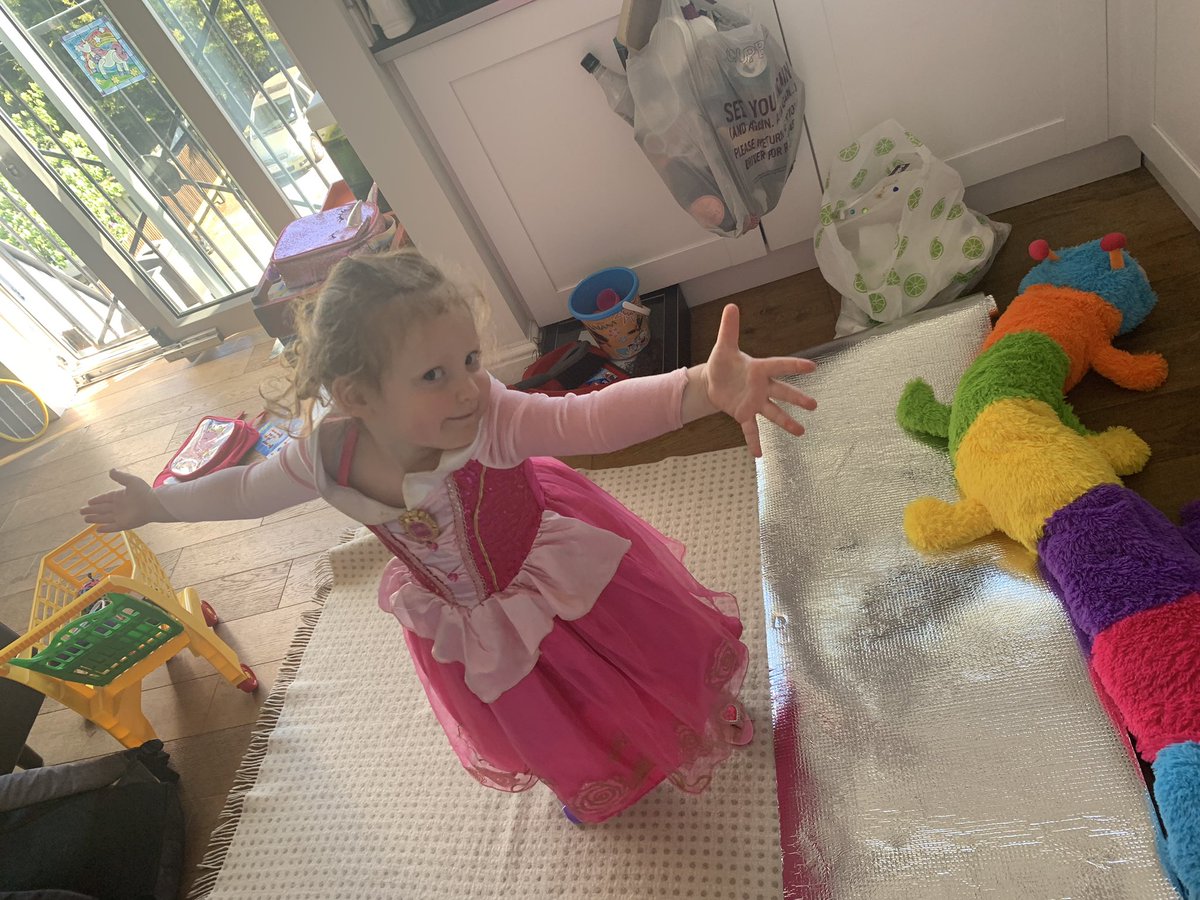 sazzyrozzy's tweet photo. #loungerave #princessDOLLY https://t.co/d2nJ8WsX7p