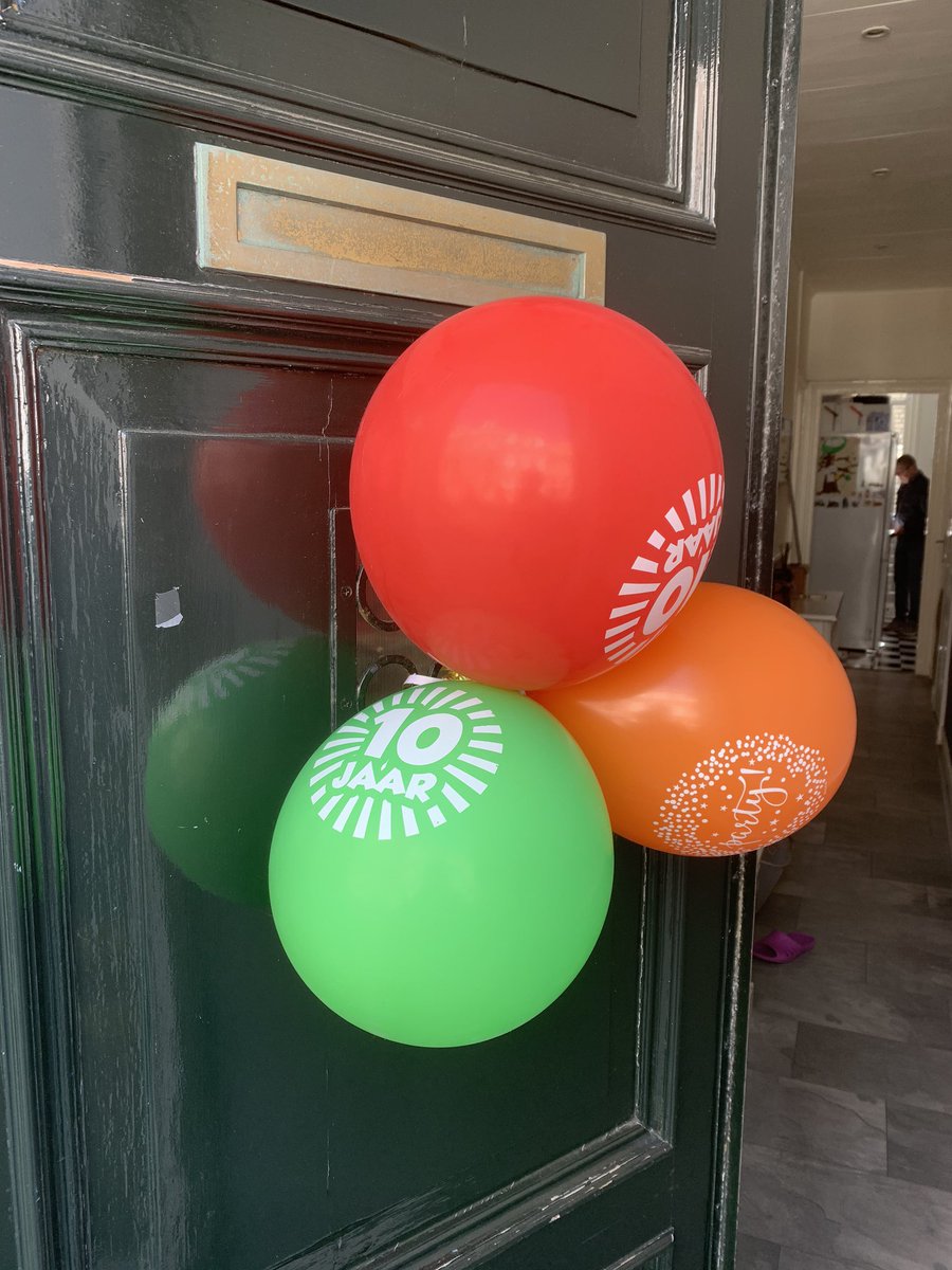 Evelynwijnton's tweet photo. #straatfeestje is gelukt op #gepasteafstand niet op #vistite een uurtje #bijelkaar met #kinderen en #kleinkinderen ging echt super #megaknuffelopafstand https://t.co/eEi8ucABVA