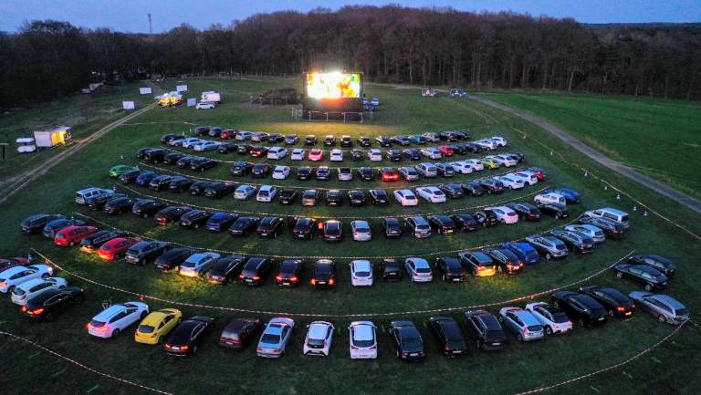 dmbatlle's tweet photo. Leo que, ante el cierre de los cines tradicionales, hay un creciente furor en países como Alemania y Corea del Sur por los autocines, donde los dobles programas se agotan todos los días. Esta foto es del 6 de abril en Maal, Alemania (vía AFP). https://t.co/SHFtY0oeeT