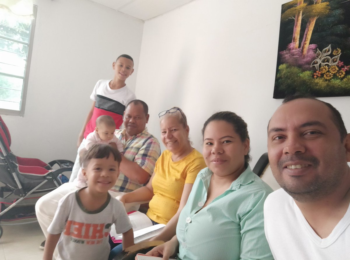 ROBERTOBETTIN's tweet photo. #CFCEnCasa recibiendo la bendición #52diasparalevantarmuros https://t.co/vYUnJhRnBh