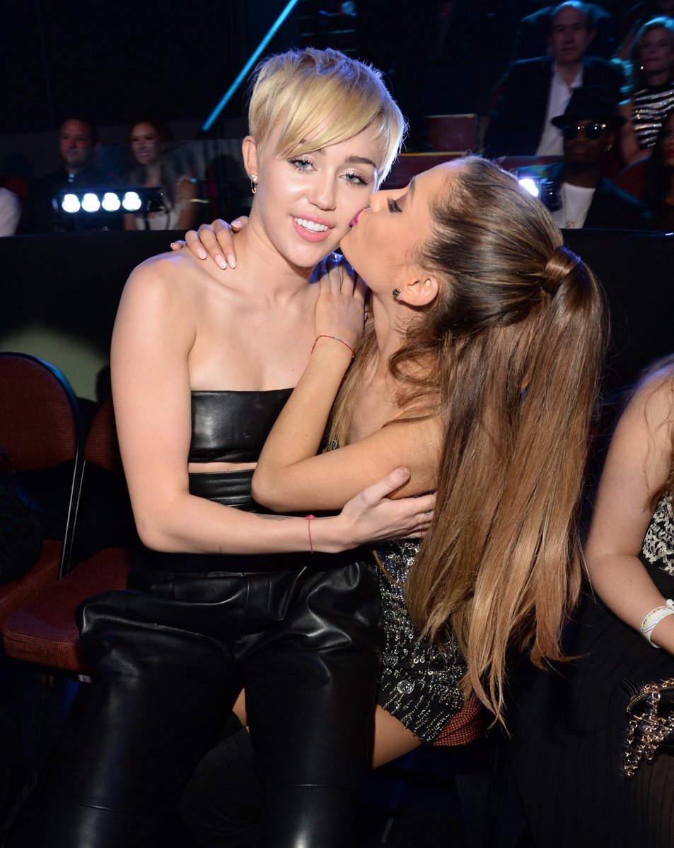 miley and ariana reunited at the 2014 vma’s and showed each other so much love the entire night 