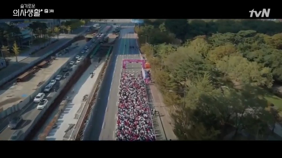 [[ Marathon]] Jeongwon dream is to be a Priest. Here in EP 3 we could see Jeongwon sent his letter of application & him joining marathon.This symbolized the Starting Line for his dream. However, it did not go as planned & he run towards opposite direction  #HospitalPlaylist