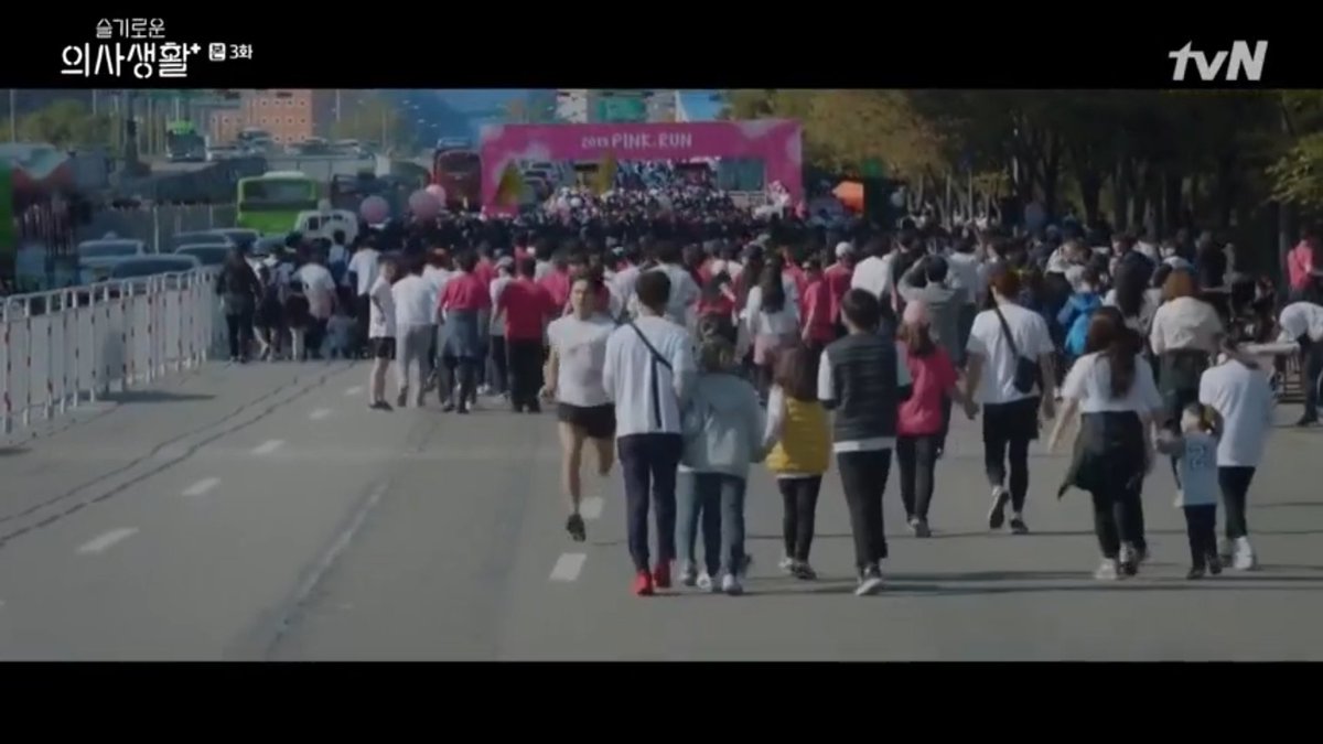 [[ Marathon]] Jeongwon dream is to be a Priest. Here in EP 3 we could see Jeongwon sent his letter of application & him joining marathon.This symbolized the Starting Line for his dream. However, it did not go as planned & he run towards opposite direction  #HospitalPlaylist