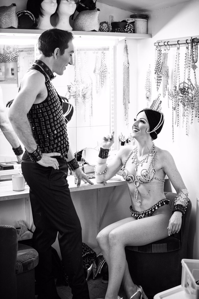 CCastafiore's tweet photo. https://t.co/Vt8nvPaM3s

#quarantaine #restezchezvous #sauverdesvies #loges #Musichall #lacastafiore #cabaret #Photos #souvenir #makeup #wigs #paillettes #transformiste #Showgirls #paillettes #strass #swaroski #glamour #revue #showtime #gironde #charente #charentemaritime https://t.co/yof3HQAZ29