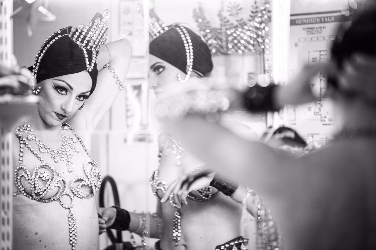 CCastafiore's tweet photo. https://t.co/Vt8nvPaM3s

#quarantaine #restezchezvous #sauverdesvies #loges #Musichall #lacastafiore #cabaret #Photos #souvenir #makeup #wigs #paillettes #transformiste #Showgirls #paillettes #strass #swaroski #glamour #revue #showtime #gironde #charente #charentemaritime https://t.co/89nwoV3kNy