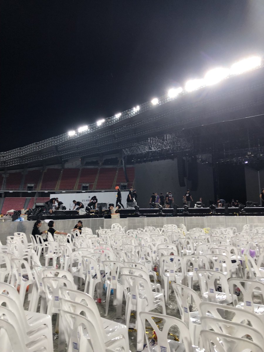 คอนจบนี่คือเด็กดีจัด ช่วยเก็บขยะเก็บเก้าอี้ เดินขอบคุณพี่ๆสต๊าฟตั้งแต่บนเวทียันทางออก คัมซามิดาพี่สต๊าฟบนเวทีที่เป็นคนเกาหลีอีก