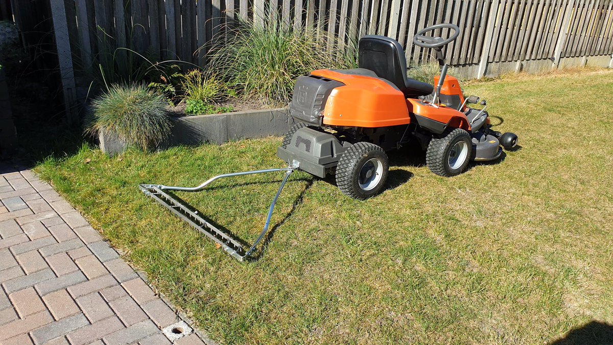 Dat een “ Streudeg “ niet alleen is om de tuin te harken bewijst hier een klant die een “ Streudeg XXL ( 100 cm )“ heeft gekocht en als verticuteer hark gebruikt👌 achter zijn gazonmaaier !!!