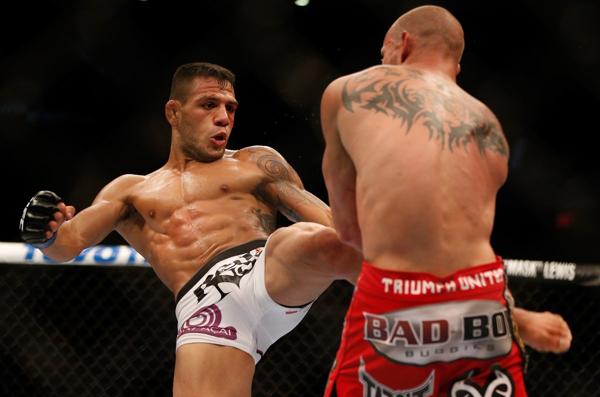 UFCBrasil's tweet photo. Das inúmeras vitórias que o @RdosAnjosMMA conquistou no Octógono, qual é a sua favorita? #EmCasacomUFC #HomeWithUFC #FiqueemCasa https://t.co/NA4PpYMkM0