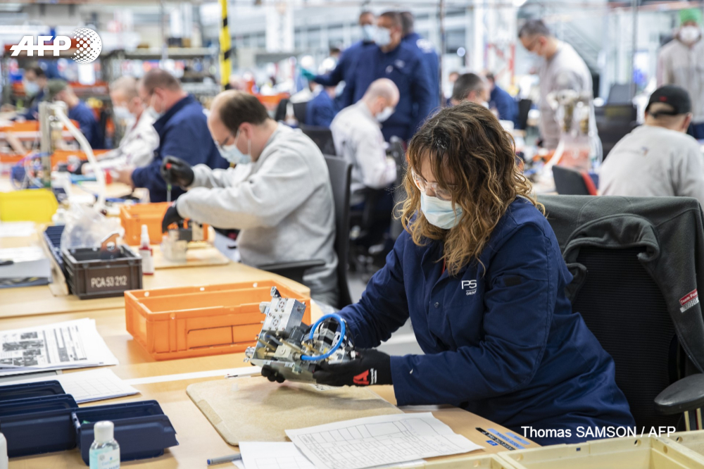 'On veut se rendre utiles, être solidaires dans cette crise', confie Nazha, en collant délicatement une minuscule pièce sur une valve, 1ère étape de la fabrication en urgence de respirateurs médicaux à laquelle participe le groupe PSA u.afp.com/3NSH @TangiQuemener #AFP