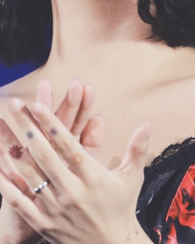 The finger flower tattoos