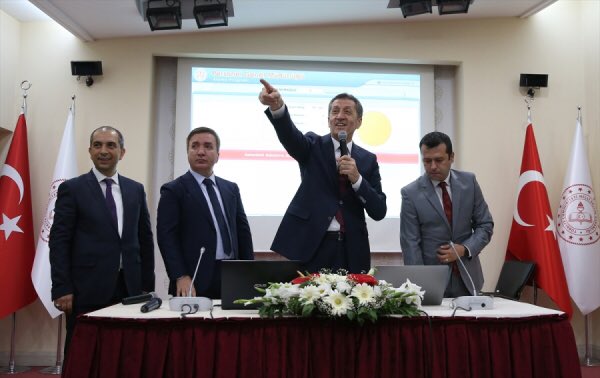bozyel_necdet's tweet photo. #karagündostumeslekieğitim  gerçekten de öyle. Dünyanın hiç bir mesleki okulundan koronaya karşı tedbir gelmezken bizde bir fabrika gibi çalıştılar,ürettiler .#iyikivarsınız @eminengin17 @hmzaydg @ziyaselcuk @HaskoyMem @MusMilliEgitim1 @tcmeb https://t.co/b4HFngwcsp