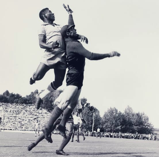 Pelé's aerobic capacity is such that he can repeat a great effort within 45 seconds & his peripheral vision is 30% greater than that of the average athlete.Pelé’s vertical leap was calculated as higher than Michael Jordan’s and he ran the 100m in under 11seconds.