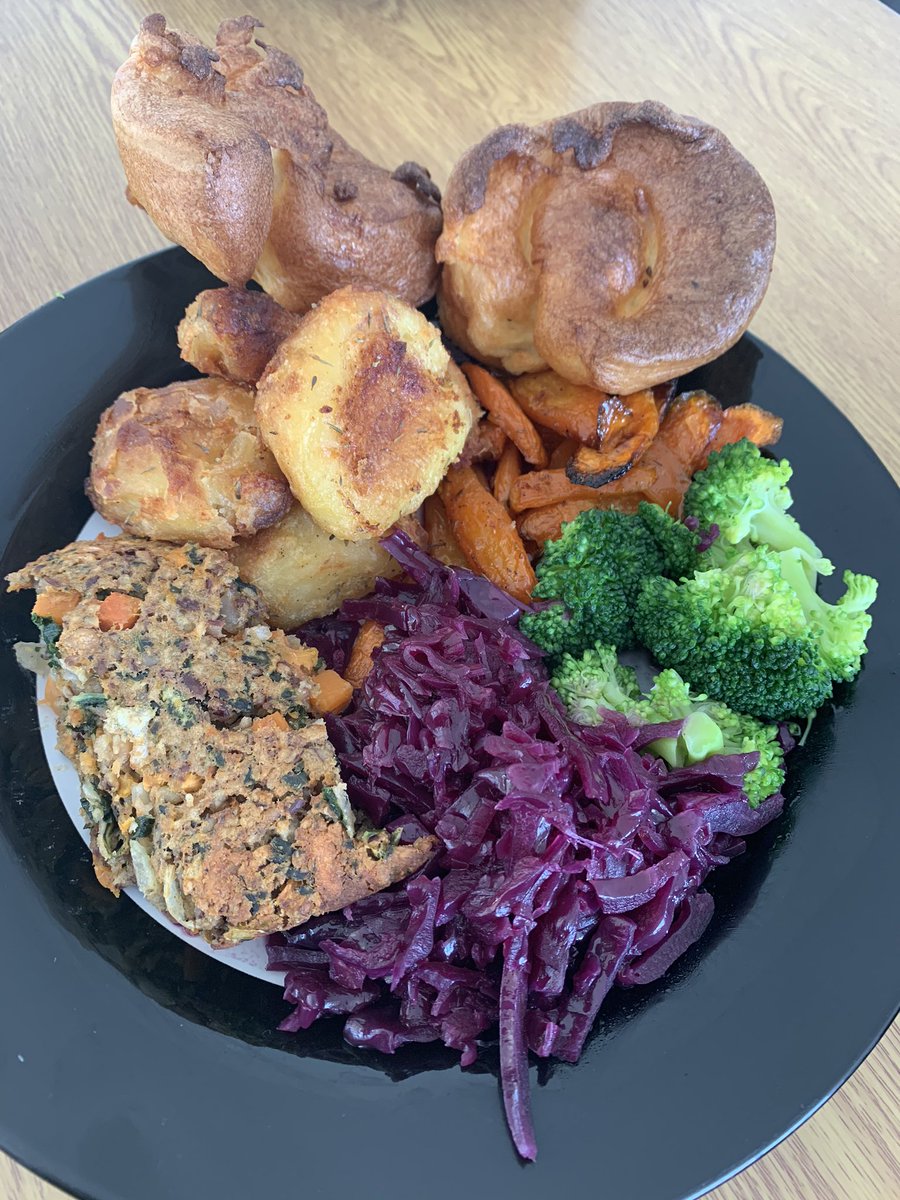 Decided to get in on the Roasty action.
Pretty chuffed with this attempt.
#SundayRoast #VeggieRoast #Yum