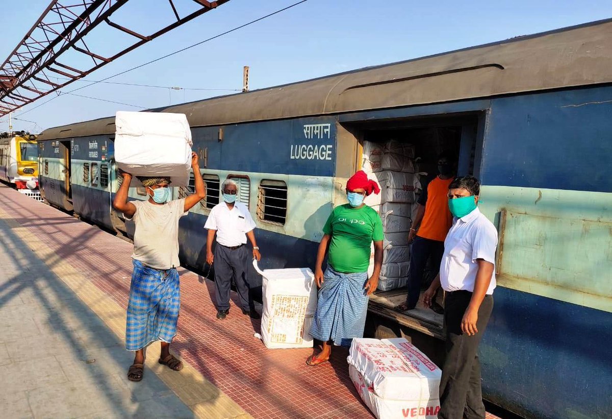 Helping fulfil PM @NarendraModi ji’s goal of ensuring healthcare for the people, Railways has continued with seamless transportation of medical items 🩹🩺💊

Railways has transported 1,150 tonnes of medical items across the country amid COVID-19 lockdown.

pib.gov.in/PressReleseDet…