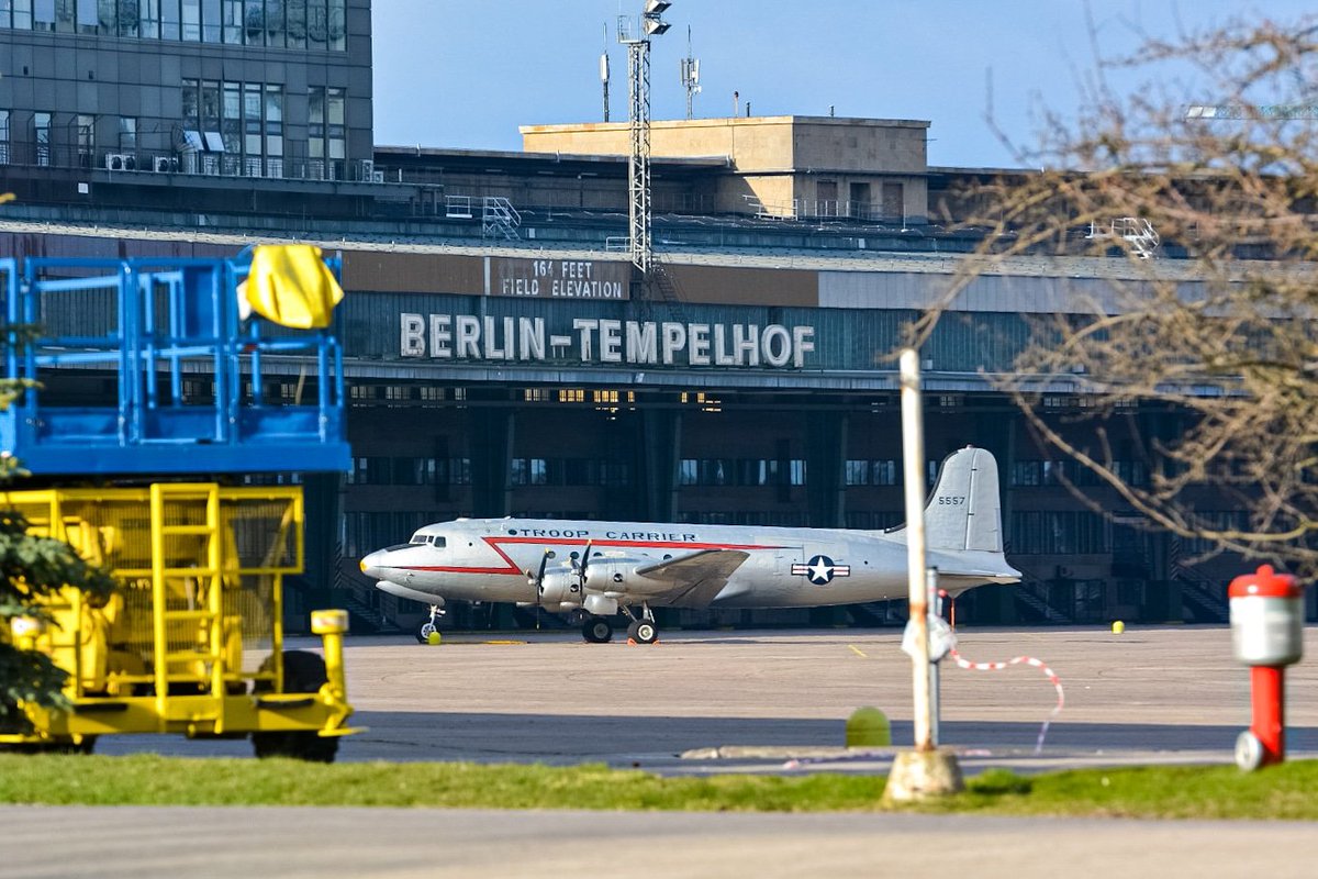 sitkiatasoy's tweet photo. C 54 Skymaster 5557 Troop Carrier Rosinen Bomber (Raisin Bomber)
Berlin Tempelhof Airport THF/EDDI
Fotoğraf Sıtkı Atasoy
#berlin #tempelhof #c54skymaster #rosinenbomber #aviation https://t.co/FNBxa3Mebz