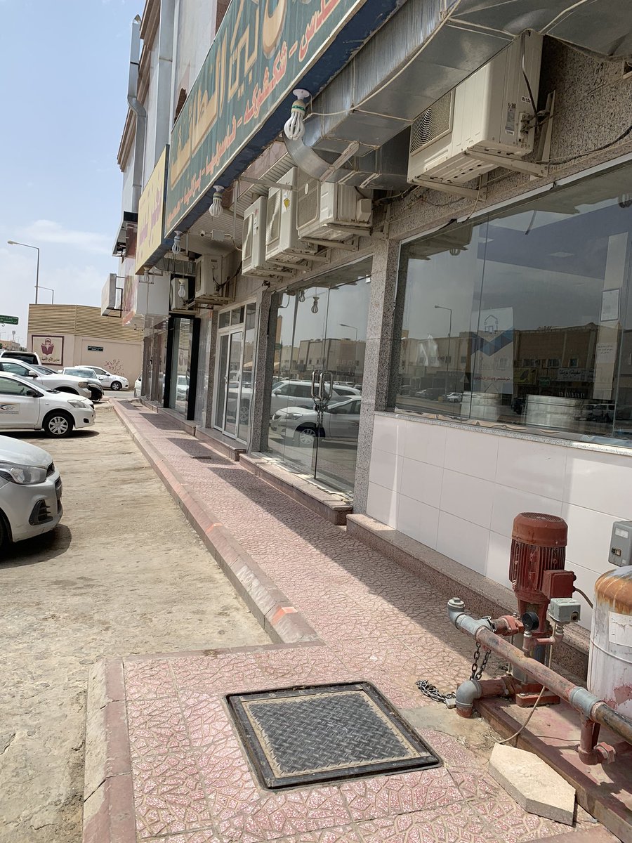 PT_yasser's tweet photo. هذي الصور لمحلات تجارية في مدينة الرياض بدون مداخل لذوي الإعاقة وللأسف هذا حال أكثر المحلات. ليت لو نهتم شوي 

#لا_تعيقهم https://t.co/6oYCydh3HR