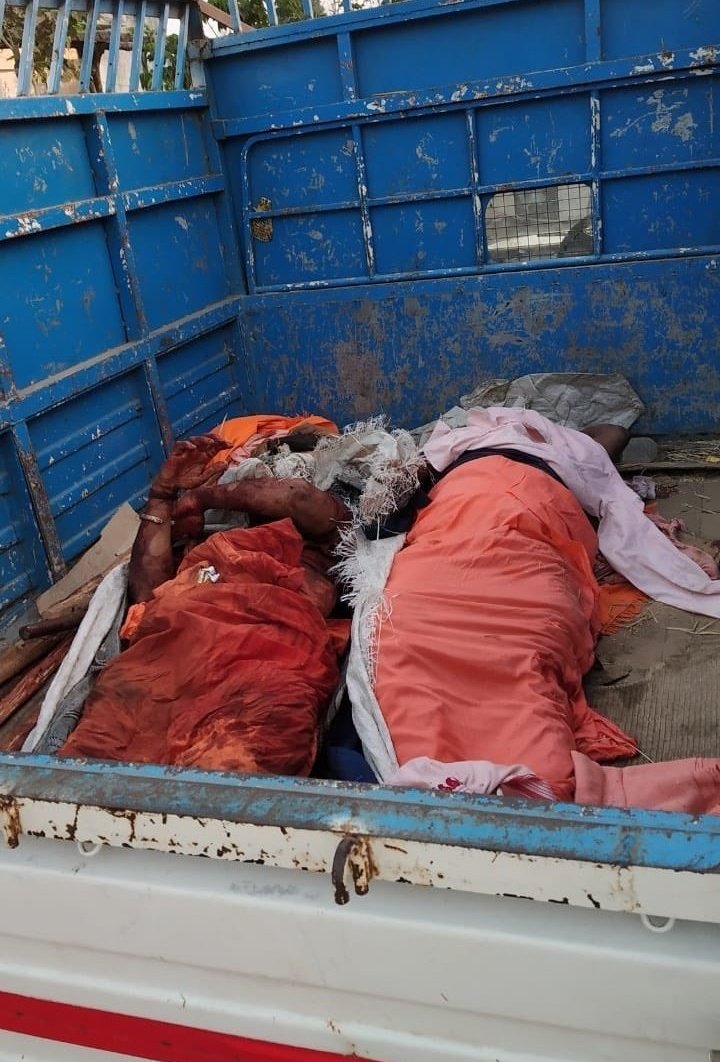 KailashOnline's tweet photo. बेहद दुर्भाग्यपूर्ण !!!

मुंबई के पालघर में हुई तीन लोगों को हत्या की घटना बेहद दुर्भाग्यपूर्ण है। मुंबई के नजदीक पालघर में दो संतों और उनके ड्राइवर को चोर समझकर ग्रामीणों ने मार डाला। मुंबई जैसे महानगर के नजदीक मॉब लिंचिंग की ये वारदात सोचने को मजबूर करती है। https://t.co/M8GKZYfGGg