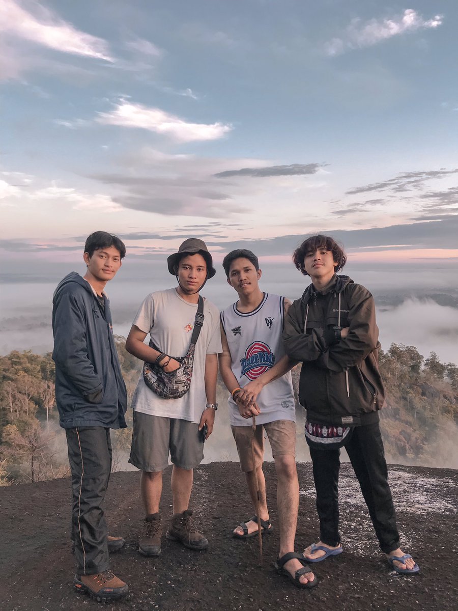 muhammaddario1's tweet photo. kalian akan tau mana teman seperjuangan atau teman yang saat susah dibutuhkan "coba kalian uji coba dengan cara perjalanan ke gunung siapa tau cocok "
#pendakigunung
#explorealam
#penjelajahalam https://t.co/sVgFwV3Nwf