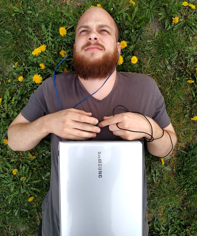 pr0j3ctik4r0s's tweet photo. Úgy döntöttem, hogy 5000. tweetnek a számomra legfontosabb dolgot választom. A laptopom, az egerem és a fülesem nélkül elveszett ember lennék. Így amolyan digitális csecsemőként kifeküdtem az udvarunkra, miközben az eget kémlelem. #5000tweet https://t.co/gfPocfT8xd