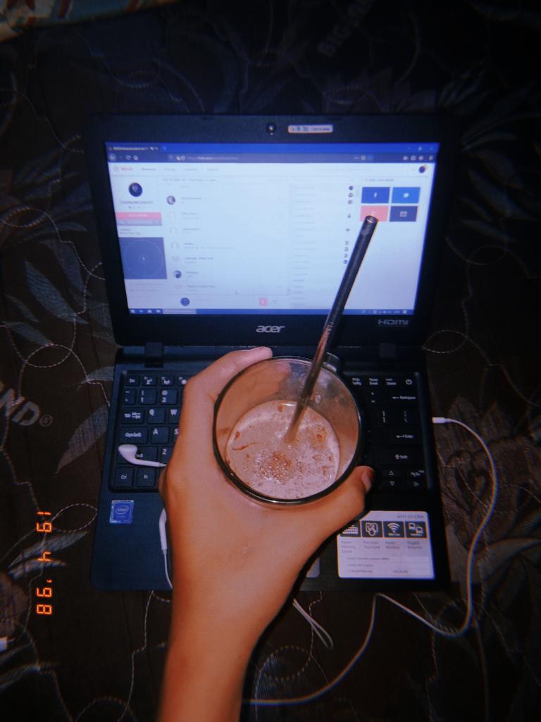 sobyuticyuti's tweet photo. Ini me time ala akuu selainn skincarean pakek masker, minum coklat panas sambil nonton netflix, iflix, atau ga drakor gituu tapi pas banget malemini dengerin #EXOOnlineConcert kalian bisaa kok nglakuin hal hal postiff pas #dirumahaja #EXOL #EXplorationinjapan #DiRumahAjaYa https://t.co/rWTpZkcjqZ