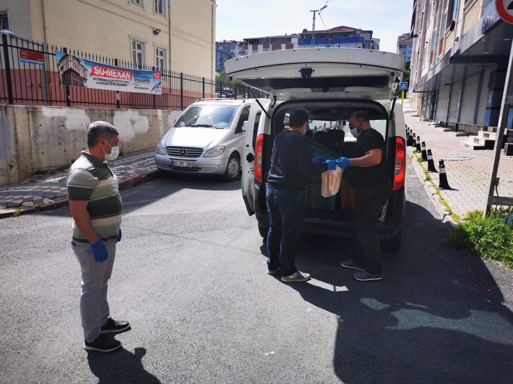 Gazi Mahallesi Muhtarlığı ve Gazi Dayanışma Ağı olarak bugün 1000 adet ekmeği ücretsiz olarak dağıtımını gerçekleştirdik. 

#pazar
#DayanışmaYaşatır