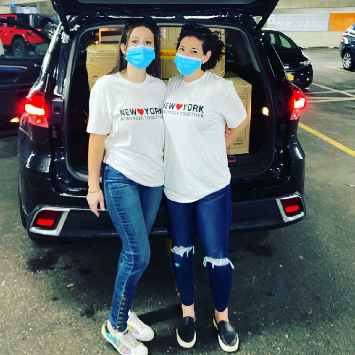 MaskaHeroNY's tweet photo. It’s been a great weekend getting masks to those in need! We ❤️ our @RebeccaMinkoff New York #StrongerTogether shirts!  We are now over 30K masks being distributed around NY!! 💪💪💪 Keep em coming!! #maskahero https://t.co/XHoEOpQd17