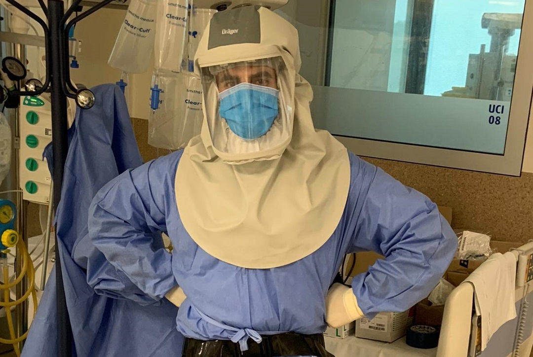 Hoy queremos dedicar un gran aplauso a nuestros celadores por la labor indispensable que están realizando en esta guerra. ¡Hacéis posible que cada día sea un día menos! 👏👏 ¡Bravo!

Juntos seguimos luchando contra el #COVID19 💪💪

#yosoyHMHospitales #celadores #HMMontepríncipe