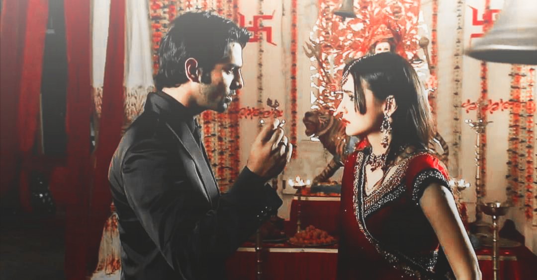 A: "Ye sab cheeze tumhare liye bht maayne rakhti hai na.... To ye rha mangalsutra aur ye rha sindoor"The thing which I hated the most was Arnav just locked himself in his room and everyone questioned only Khushi for this  #BarunSobti  #SanayaIrani  #IPKKND  #Arshi