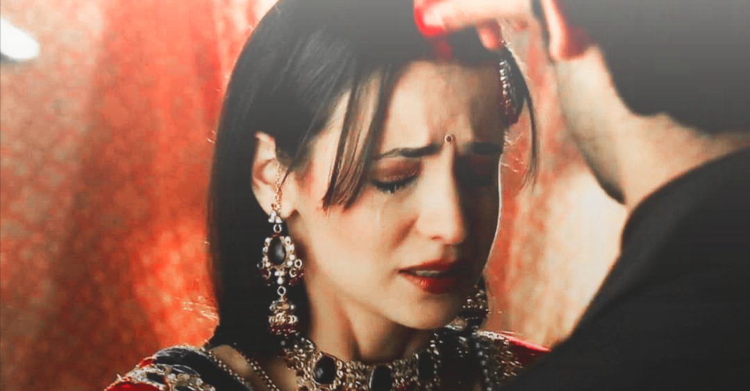 A: "Ye sab cheeze tumhare liye bht maayne rakhti hai na.... To ye rha mangalsutra aur ye rha sindoor"The thing which I hated the most was Arnav just locked himself in his room and everyone questioned only Khushi for this  #BarunSobti  #SanayaIrani  #IPKKND  #Arshi