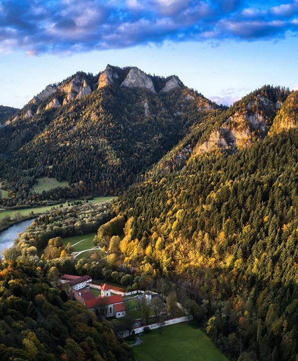 PraveSlovenske's tweet photo. Nádherné Pieniny a Červený kláštor ⛪️ 🙏 #cestujsrdcom #zostandoma ⚠️ ale v lete si nenechaj ujsť prehliadku či splav Dunajca 💦👣👌 #praveslovenske od 📷 @360studioorg https://t.co/4xkTwEz3Qg https://t.co/3A8bVsaHnS