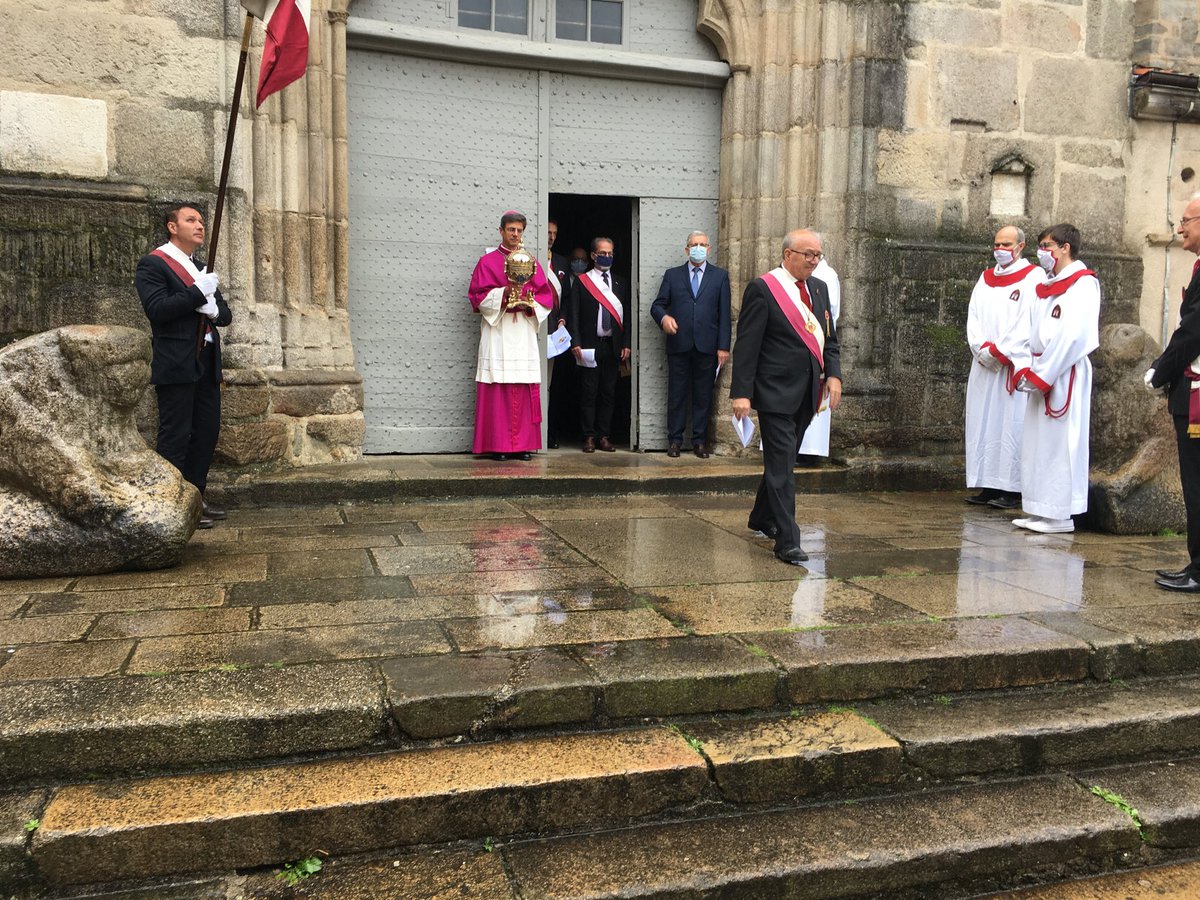 f3_franckpetit's tweet image. L’évêque béni la ville de Limoges #ostensions #exceptionnelles