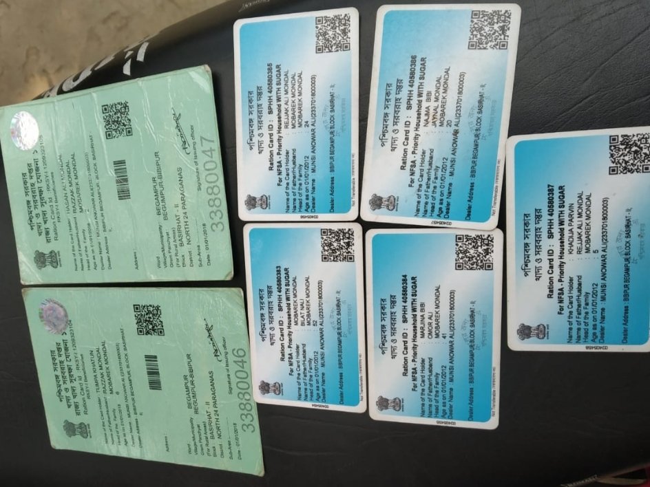 Anirban_AITC's tweet image. Jatra artist in North 24 Parganas made to enact this fake information on the ration issue in Bengal.

He has digital ration card and he received ration on 2nd April 2020

Culprits will be arrested 
#FakePostAlert by @WBPolice