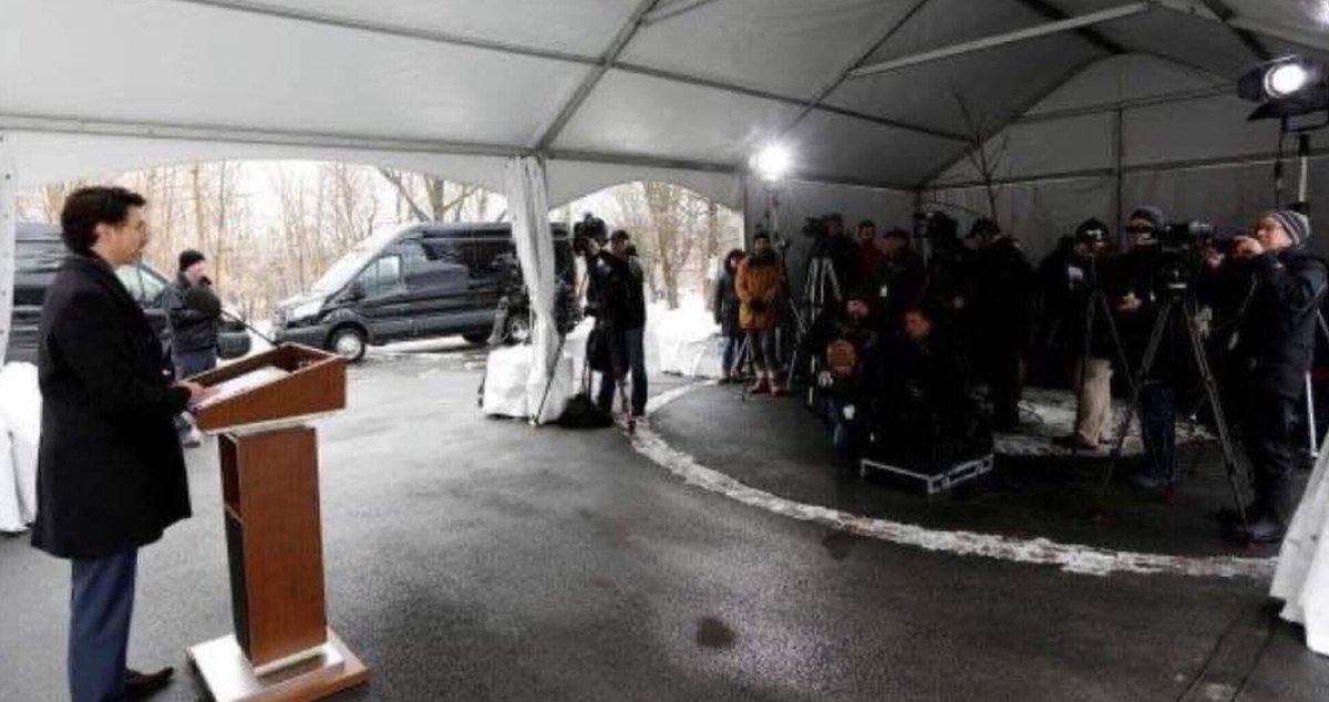Franktmcveety's tweet photo. Moron on the left tells us to follow the rules, stay home and social distance. Morons on the right MSM, all cramped together with no social distancing take videos, photos and write articles about how we all must follow the lead of the moron on the left https://t.co/cn73WNCD1x