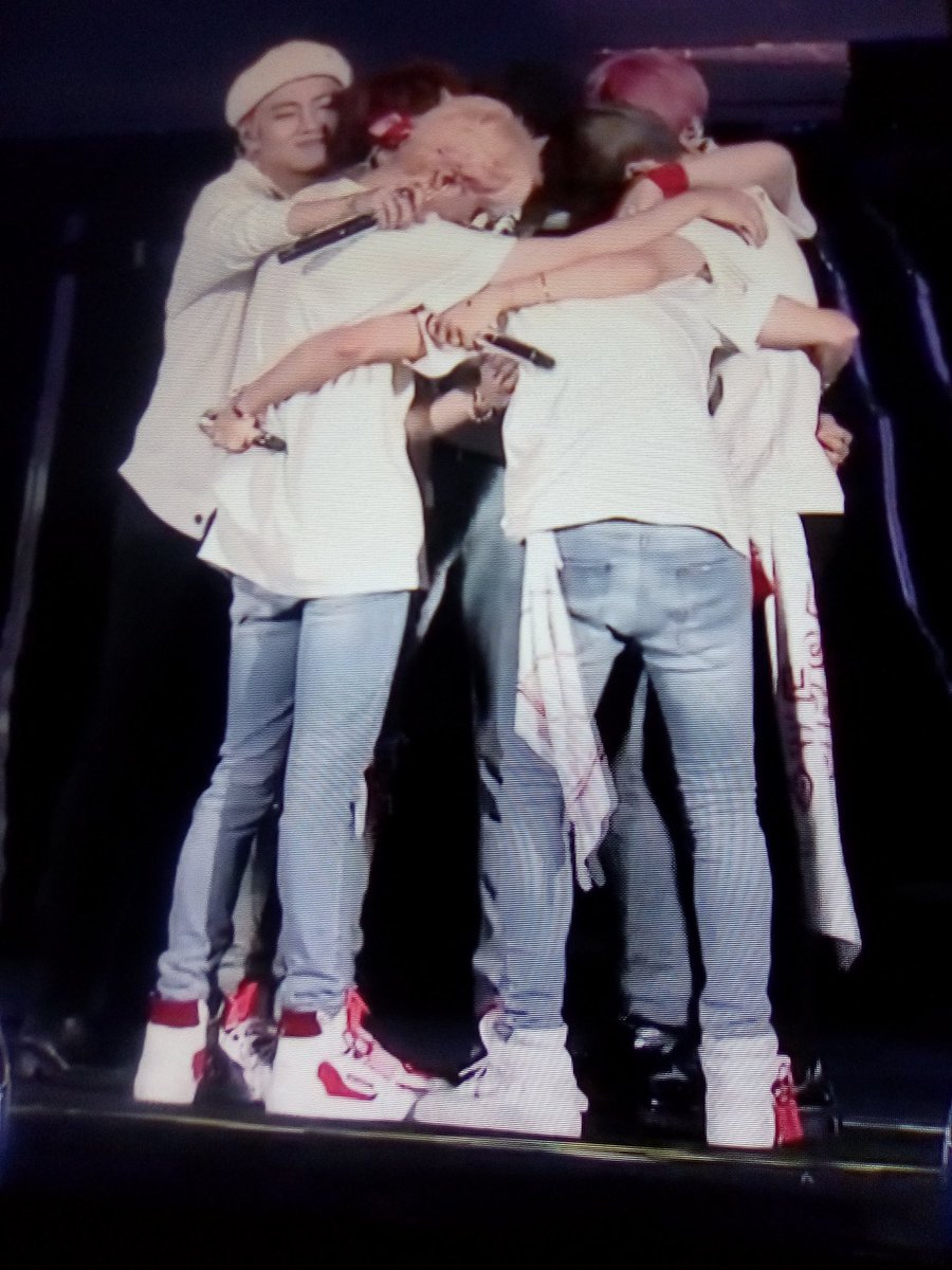 celadsty's tweet image. Llore en todo,dioss no me canso de agredecerles a estás 7 personas hermosas,que tienen un corazón inmenso y nos dan hermosos recuerdos día a dia,me hacen muy feliz de verdad los amo inmensamente 😭 #WePurpleYouBTS