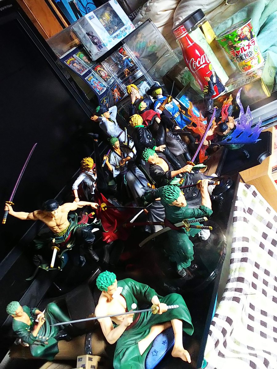Kei One Piece垢 おぉー テレビの前にゾロフィギュアたくさん え リモコンの電波届かないの テレビの前はムギムギとか小さなフィギュアを置くようにしてるよ