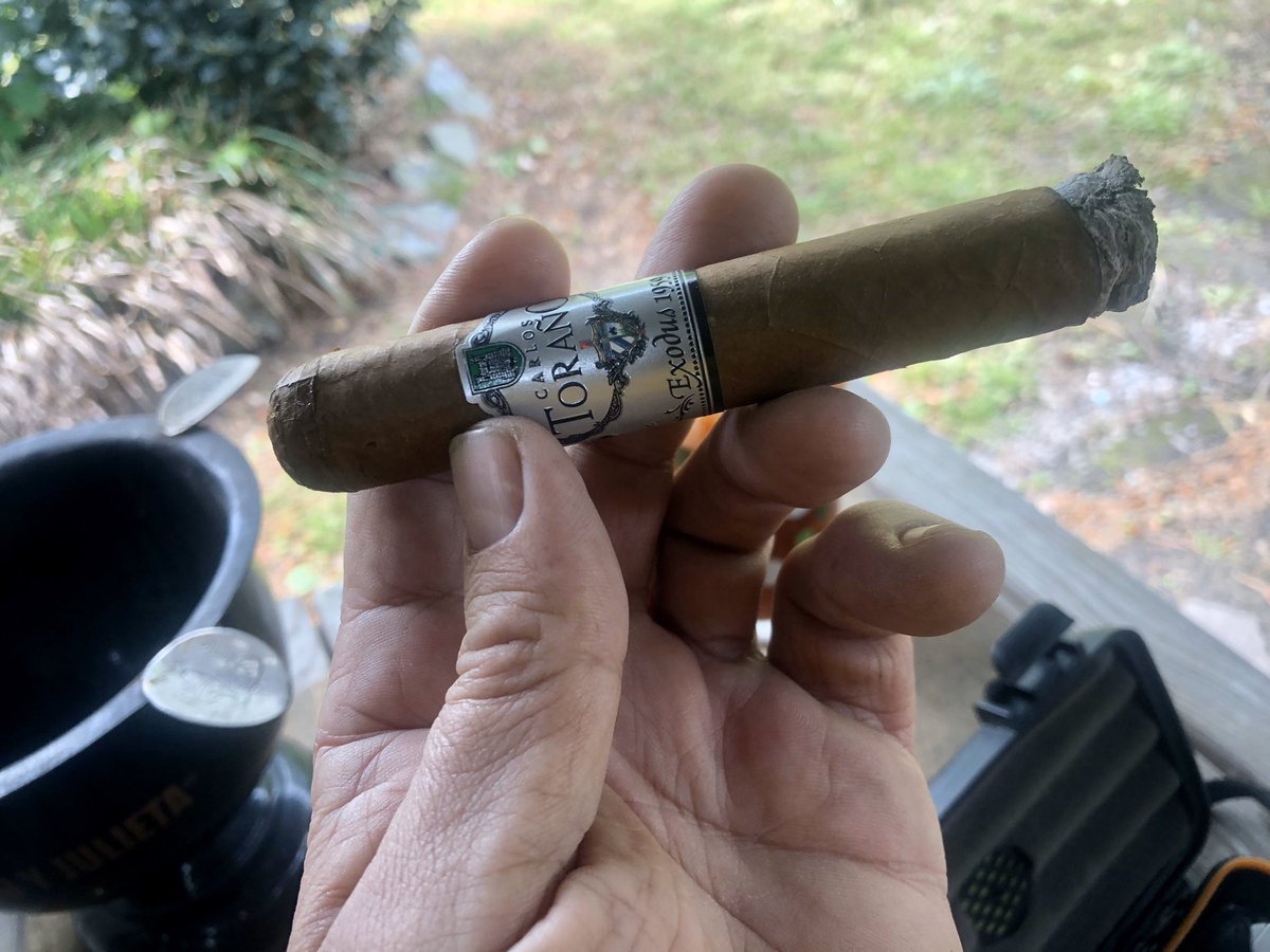 wut4dude's tweet photo. ...today’s smoke is a tribute to the pre-Castro era...the #CarlosTorano Exodus 1959 Silver Robusto...it has a criollo wrapper &amp; Honduran, Mexican &amp; Costa Rican fillers.  @JRCigars https://t.co/w9AaYurPRy