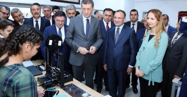 drhamzaydogdu's tweet photo. Bu sürecin görünmeyen kahramanları,Milli Eğitim Bakanlığının yüz akı.
Gurur kaynağımız.
Meslek Liseleri.

#karagündostumeslekieğitim https://t.co/1GAPmzs25J