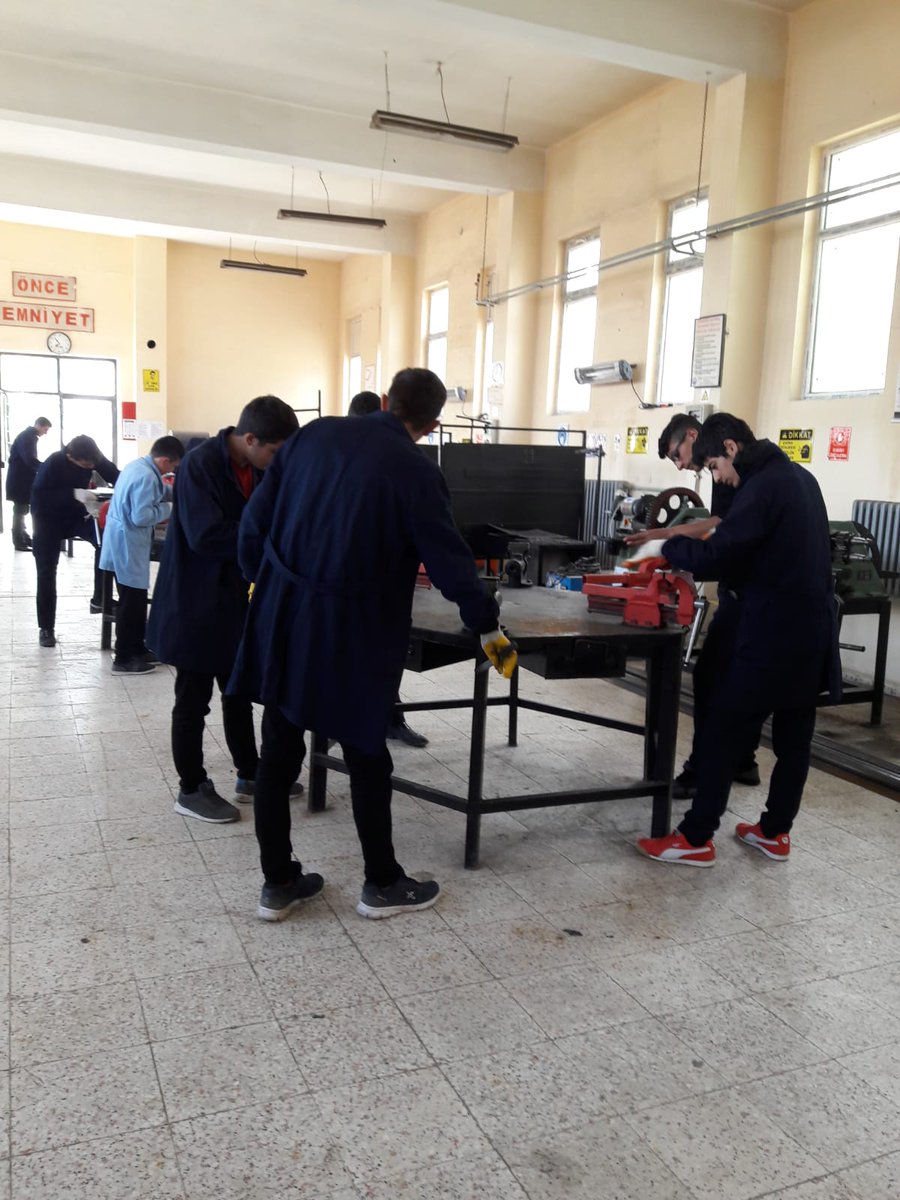 askalemem25's tweet photo. Mesleki eğitim okullarımızın, öğretmenlerimizin ve öğrencilerimizin; yegane başarı anahtarıdır. 

#Karagündostumeslekieğitim https://t.co/EkAvt50Zrn