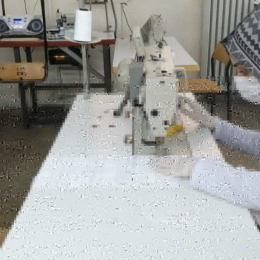 Yakutiyemem's tweet photo. İlimiz merkez mahallelerinde yarından itibaren  Valiliğimizce  ücretsiz dağıtılacak olan maskelerin üretimi (her gün 20.000 adet) Hamidiye ve Cumhuriyet Kız Meslek Liselerimizle birlikte  Olgunlaşma Enstitümüzde hafta sonu devam ediyor. @EOlgunlasma
#karagündostumeslekieğitim https://t.co/r93DzWZhfy