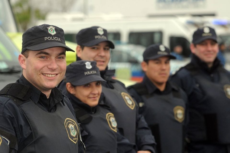 En el #DíaNacionalDelPolicía celebro la valentía y el compromiso de quienes todos los días están en las calles para protegernos. En lo personal quiero saludar a la Policía de la Provincia de Buenos Aires por asumir la responsabilidad de hacerle frente a esta pandemia.