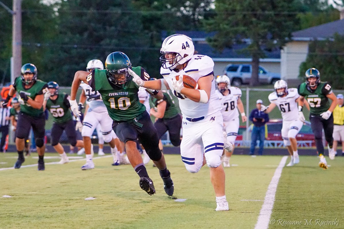 #CoronavirusQuarantine Day 35.  Do some #speeddrills & #speedtraining.   🏃‍♂️  Don't let the competition outrun you this fall!

@dce_football #footballfever 
 #everestpride #fridaynightlights🏈 #Americanfootballphotography #SportsPhotography #sonya6000 #dailymotivation #dailyphoto