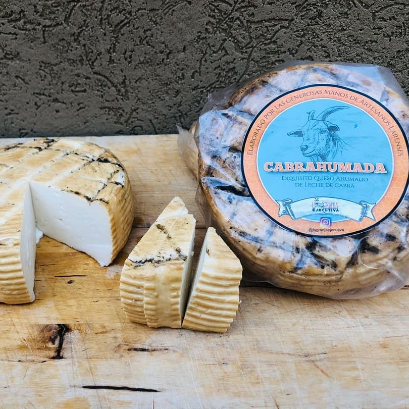 quesosV's tweet photo. El queso ahumado de cabra ganador del primer lugar en  la V Feria Caprina y Ovina de Asogata 2020, fue el elaborado por La Granja Ejecutiva que lleva adelante Álvaro Suárez,  desde el 8 de diciembre de 2018. https://t.co/RWtJBXzyuN